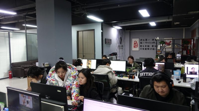 在挑选短视频拍摄厂家时，应关注以下方面：